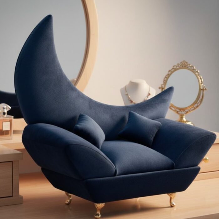 Alhajero decorativo en forma de mini sofá con respaldo de luna creciente, tapizado en terciopelo azul con patas doradas de Galerías el Triunfo.