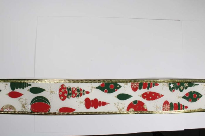 Rollo de listón de tela blanco con esferas rojas - Image 3