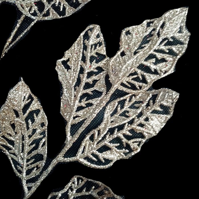 Vara de hojas doradas diamantadas con mariposas de tela roja - Image 2