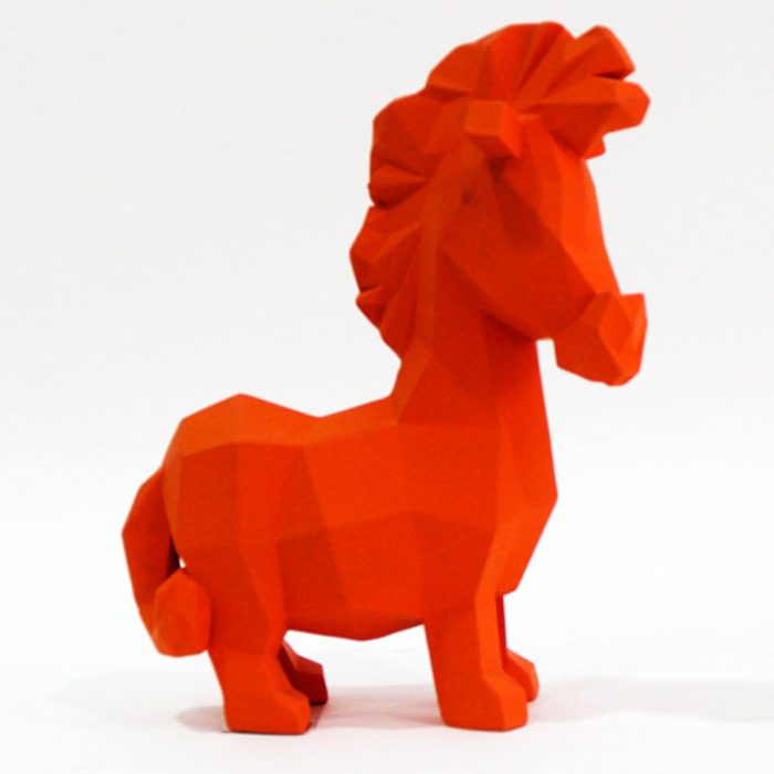 Caballo de resina naranja - Galerías el Triunfo - 103072769055