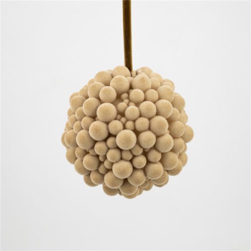 Bola con pompones beige - Galerías el Triunfo - 100307378492