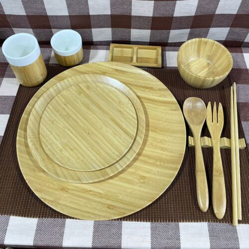 Maletín con kit de 13 piezas de camping de bambú con platos cubiertos especieros y mantel de 39.9x32