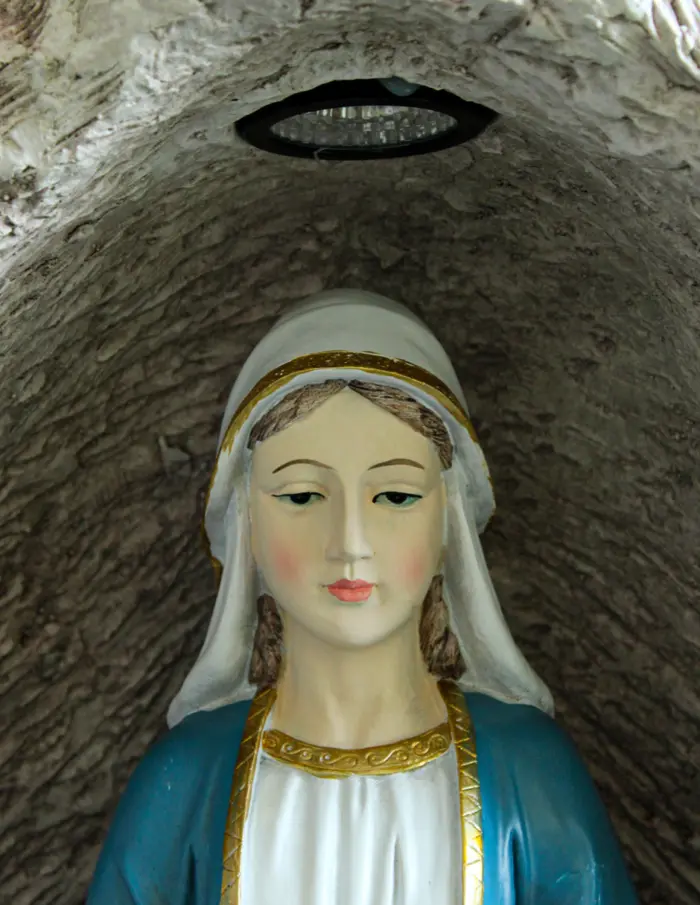 Virgen María en nicho de poliresina imitacion piedra de 45x40x90cm - Image 2