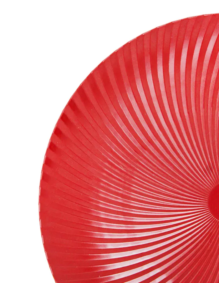 Plato de presentación de plástico rojo mate diseño espiral de 33x33x2cm - Image 3