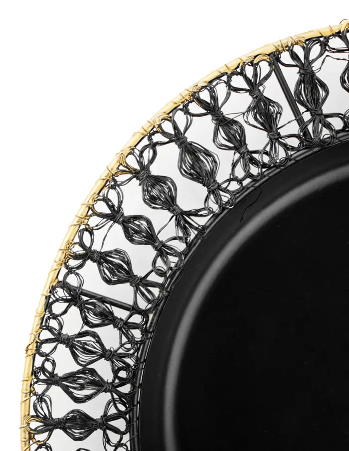 Plato de metal tejido negro con orilla dorada de 1.5x36cm - Image 3