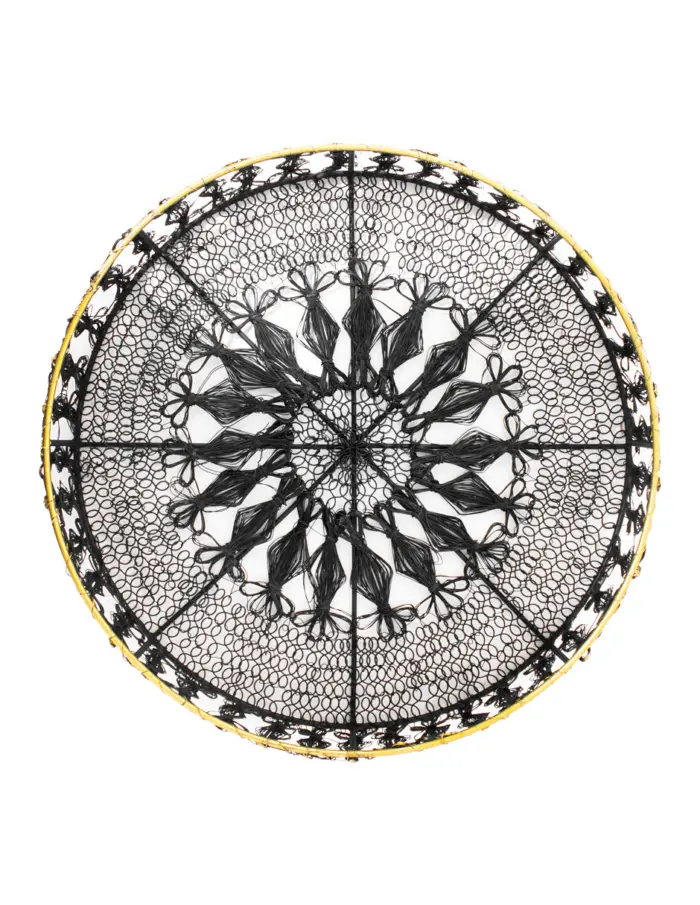 Charola de metal tejida negra con orilla dorada de 6.5x36cm - Image 2