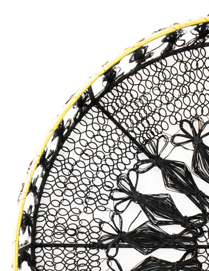 Charola de metal tejida negra con orilla dorada de 6.5x36cm - Image 3