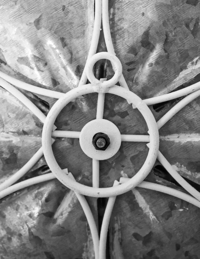 Flor de metal para pared en tonos café y blanco de 28x4.5x24cm - Image 3