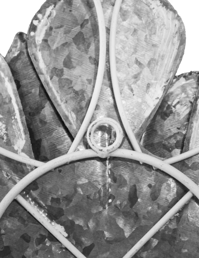 Flor de metal de pared en tonos café y blanco de 34x4.5x34cm - Image 3