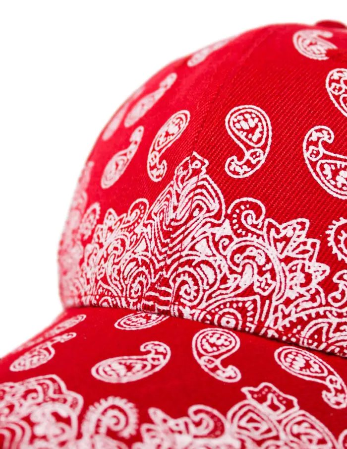 Gorra roja con mandalas blancas - Image 3