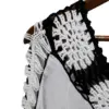 Blusa blanca con diseño bordado en blanco y negro de112x108x0.1cm - Image 2