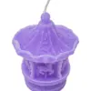 Vela decorativa diseño carrucel morada de 7.5x7.5x9cm - Image 2