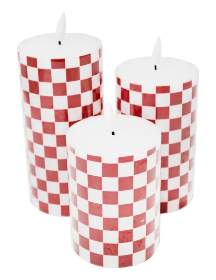 Set de 3 velas de luz LED diseño cuadros blancos con rojo (usa baterías AA no incluidas) de 7.5x10x13x15cm - Image 2