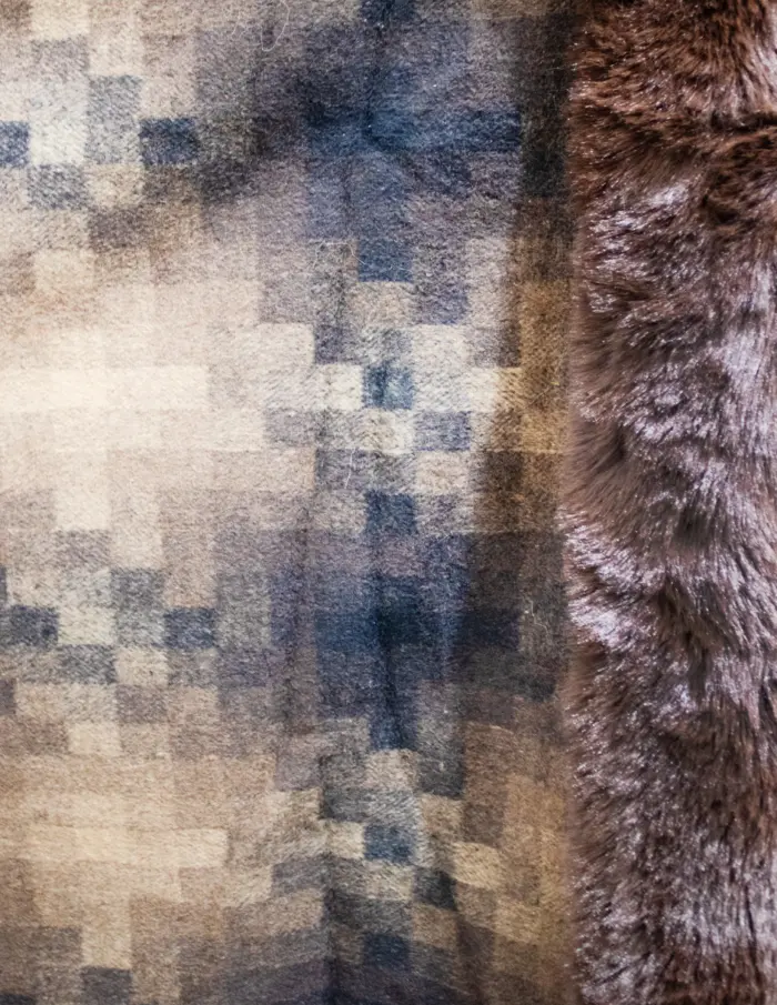 Capa con peluche diseño cuadros café de 70x110x70cm - Image 3