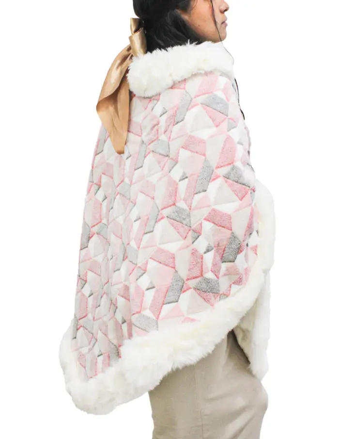 Capa de invierno estampado rosa con orilla de peluche blanco de 108x88x0.1cm - Image 3
