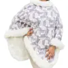 Capa de invierno estampado lila con orilla de peluche blanco de 108x88x0.1cm - Image 2