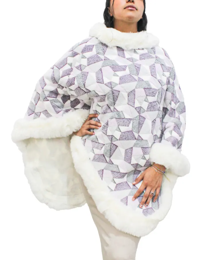 Capa de invierno estampado lila con orilla de peluche blanco de 108x88x0.1cm - Image 2