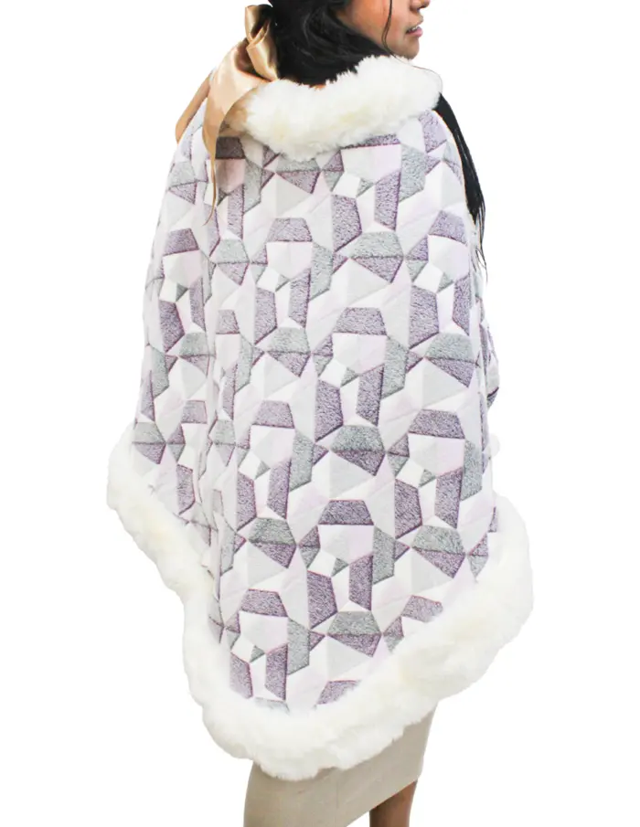 Capa de invierno estampado lila con orilla de peluche blanco de 108x88x0.1cm - Image 3