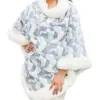 Capa de invierno estampado azul con orilla de peluche blanco de 108x88x0.1cm - Image 2