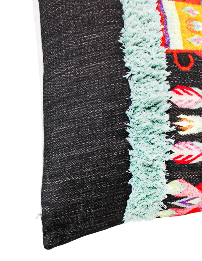Cojín estampado negro con azul y rojo de 45X45cm 100% Polyester - Image 3