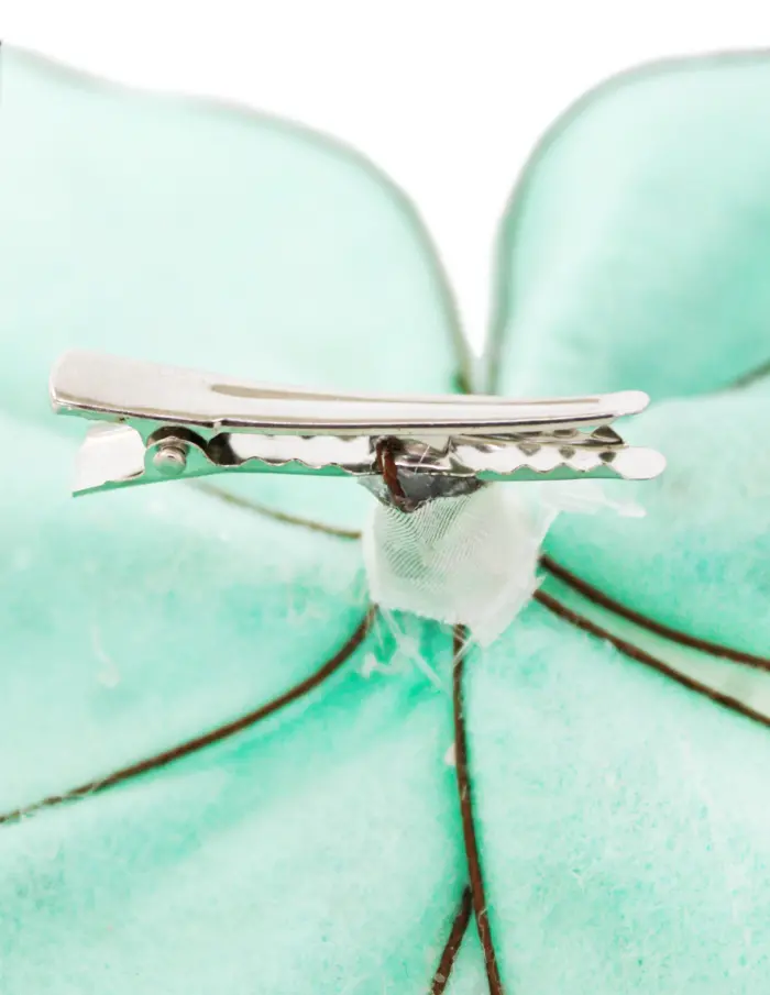 Pick de flor de terciopelo aqua con diamantina y clip de 22cm - Image 3