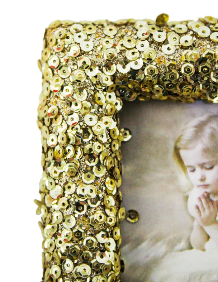 Portarretrato colgante cuadrado dorado con chaquiras de 12x12x1.8cm - Image 2