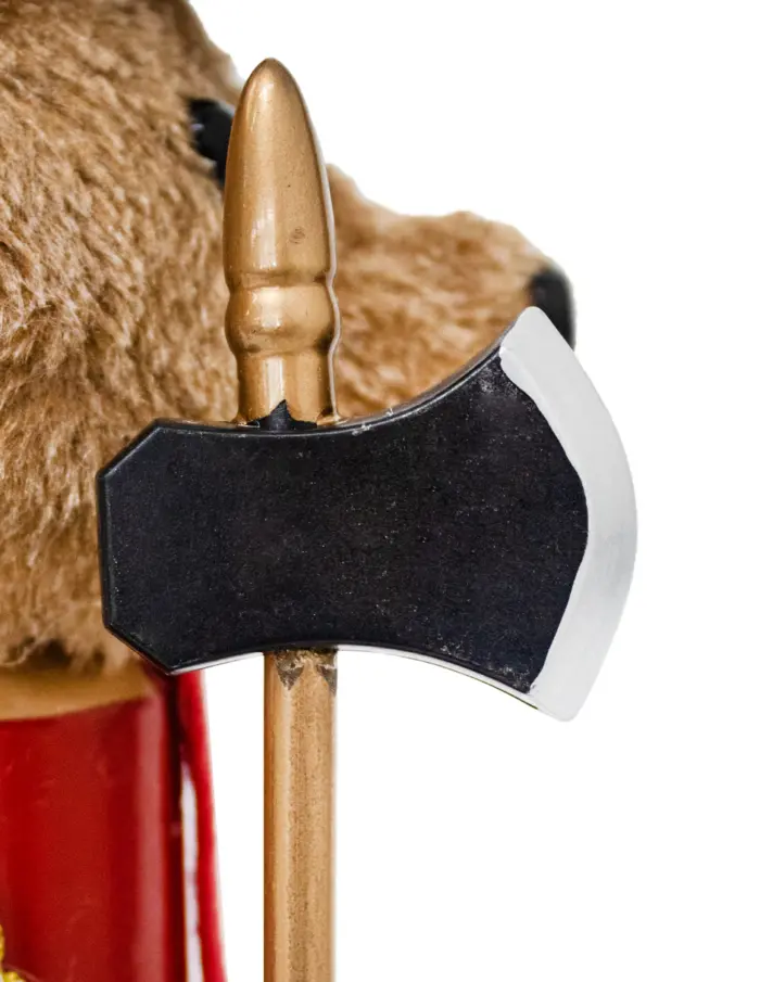 Cascanueces oso de plástico rojo forrado de peluche de 38cm - Image 3