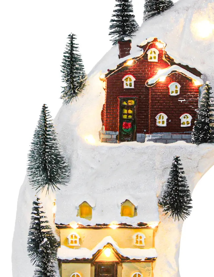 Corona con villas y pinos nevados con luz led usa pilas AA (no incluidas) de 40x10x46cm - Image 3
