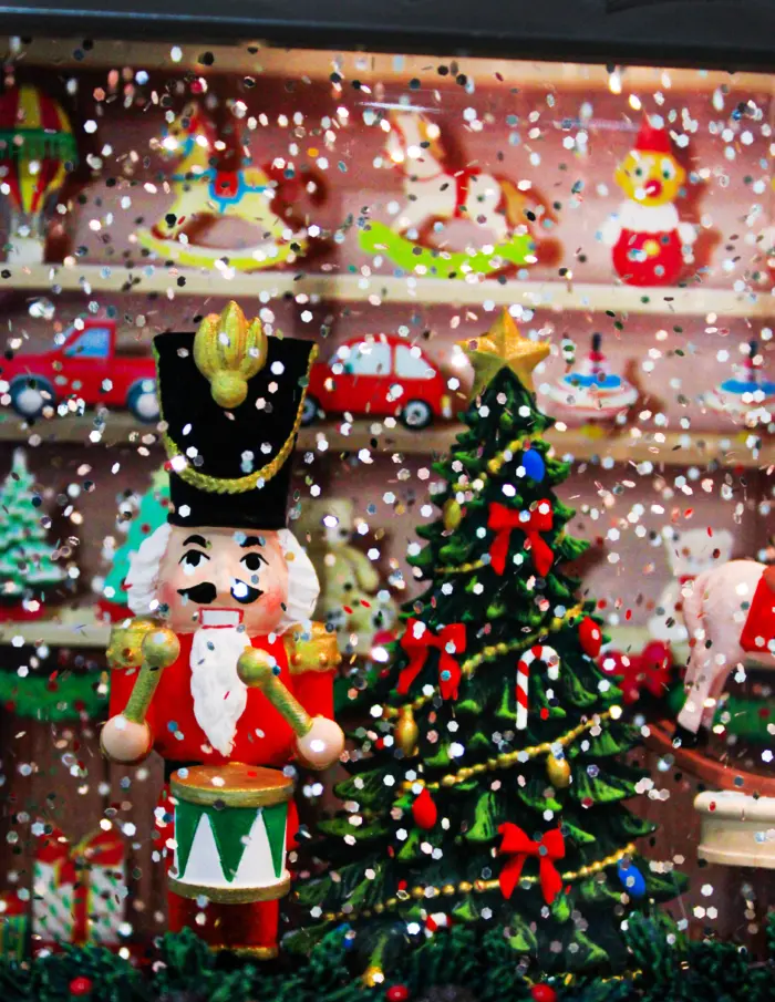 Tienda navideña musical con luz LED (usa baterías 3AA no incluidas) de 23.8x7.9x21.2cm - Image 4
