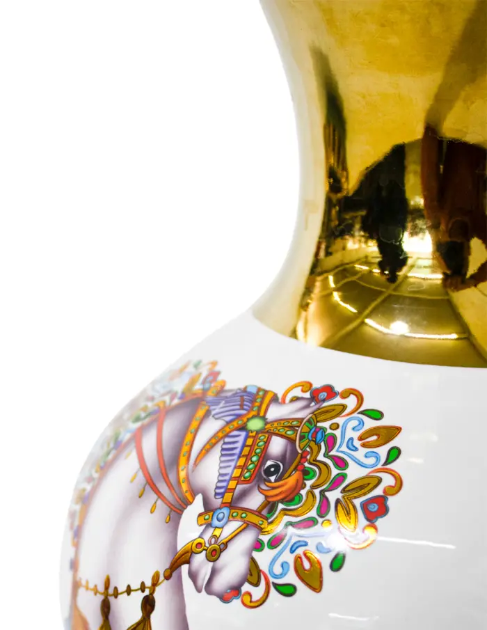 Jarrón de porcelana blanco con dorado y caballo de colores de 18x18x36cm - Image 3