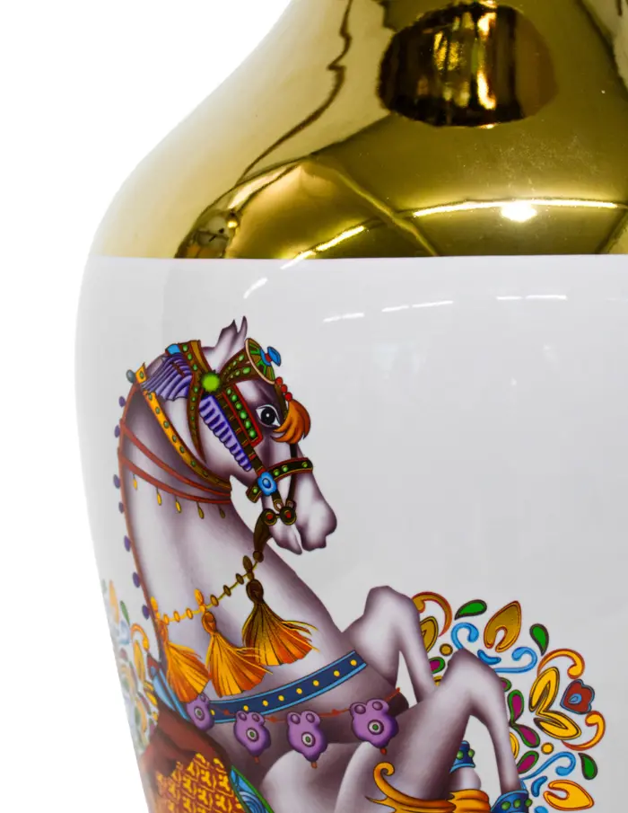 Jarrón de porcelana blanco con dorado y caballo de colores de 20.5x20.5x51cm - Image 3