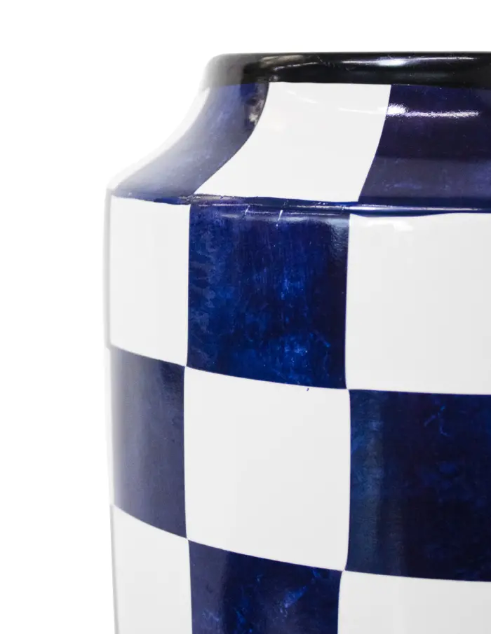 Jarrón de porcelana diseñó ajedrez blanco con azul marino de 17x17x33cm - Image 3