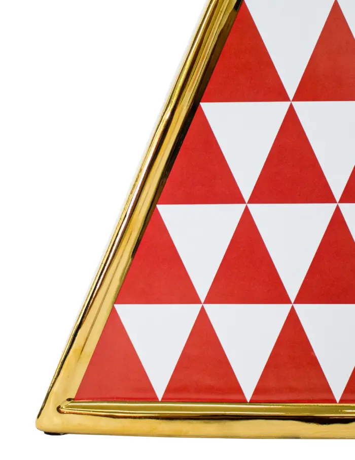 Jarrón de porcelana dorado triangular rojo con blanco de 24x7x41.5cm - Image 4