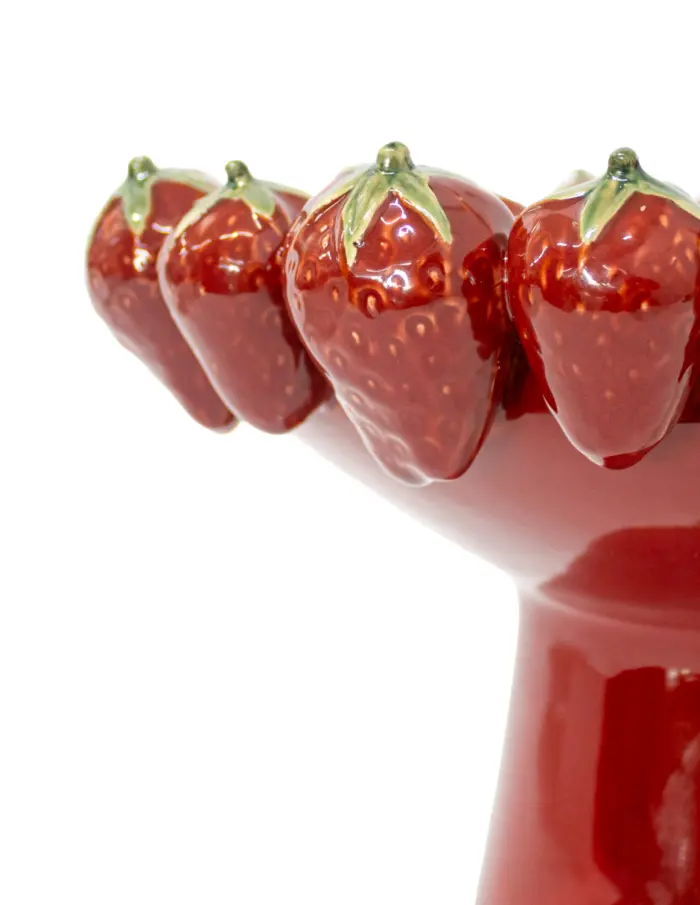 Frutero de porcelana rojo con fresas rojas en la orilla de 33.8x33.8x24cm - Image 3