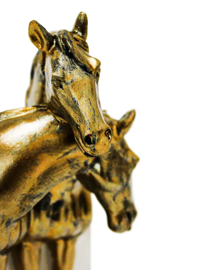 Escultura de caballos dorados de resina de 16x13x23cm - Image 4