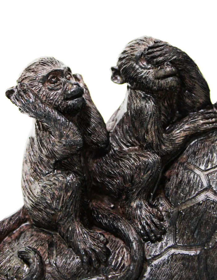 Jirafa cargando chimpancés de resina de 17x6.5x31cm - Image 3