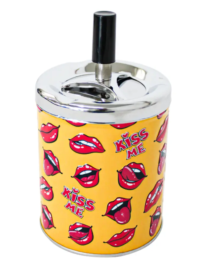 Cenicero de metal con diseño labios rojos con fondo amarillo de 9.4x15.8cm - Image 2