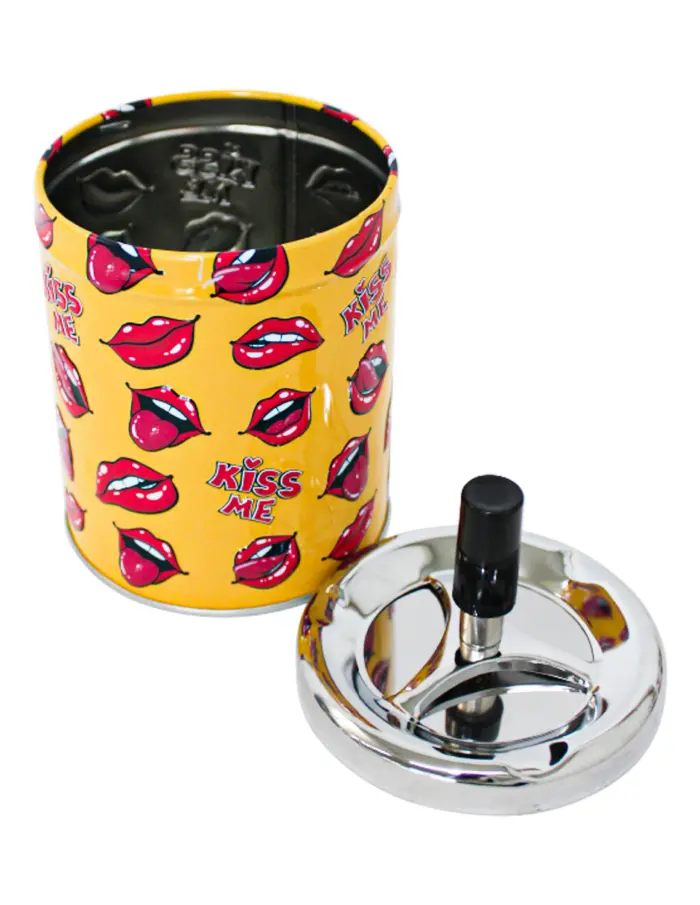 Cenicero de metal con diseño labios rojos con fondo amarillo de 9.4x15.8cm - Image 3