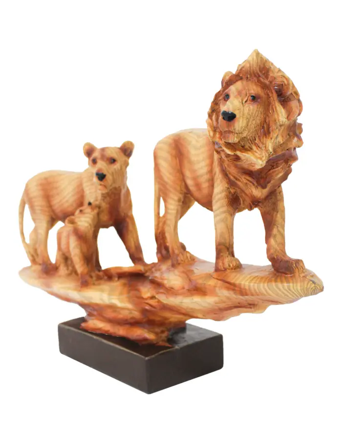 Familia de leones de resina imitacion madera - Image 2