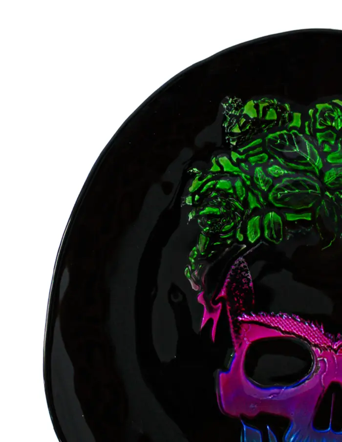 Plato de cristal negro con catrina iridiscente de 32cm - Image 3