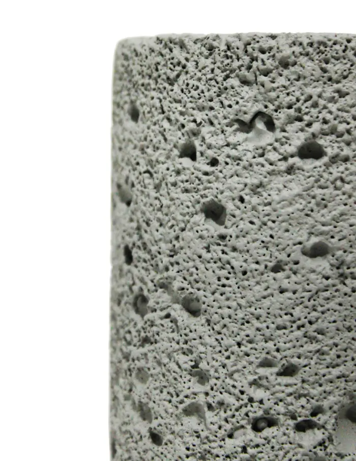 Vela con base de resina cilindrica gris de 8x8x9.5cm - Image 3
