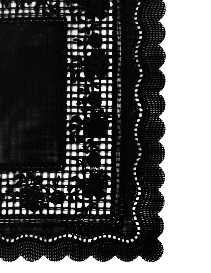 Mantel de plastico rectangular negro con orilla calada de 30x45x0.1cm - Image 3