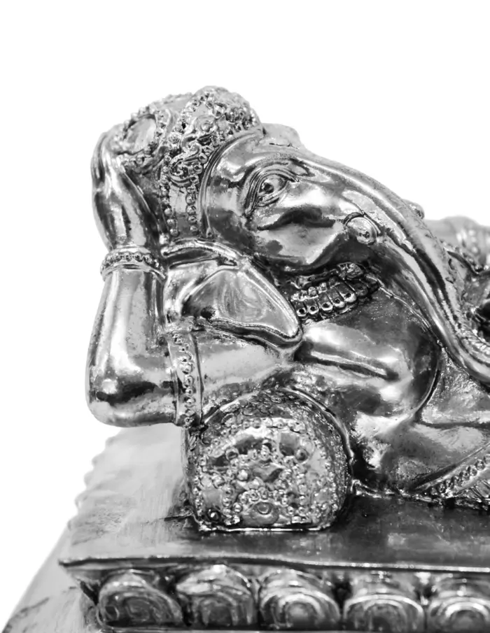Ganesha recostada de poliresina plateada de 17.5x10x16cm - Image 4
