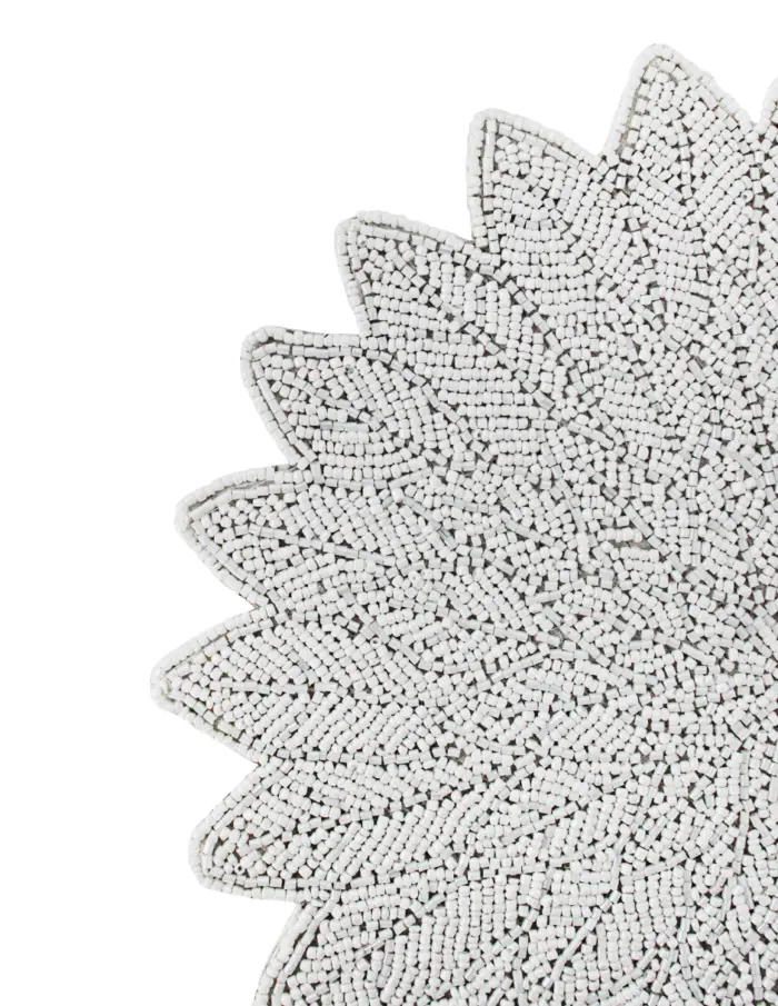 Mantel individual bordado con chaquiras diseño flor blanca de 35cm - Image 3