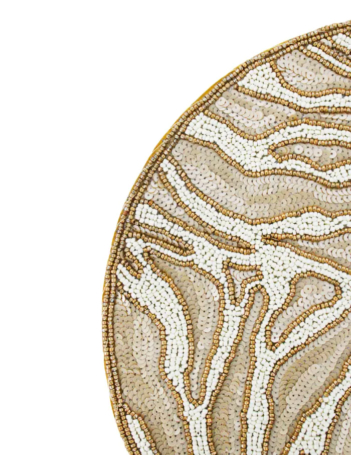 Mantel individual bordado de chaquiras a rayas crema con dorado de 35cm - Image 3
