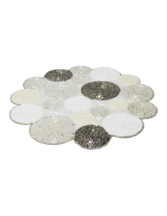 Mantel individual bordado de chaquiras diseño círculos plata y blanco de 35cm - Image 2