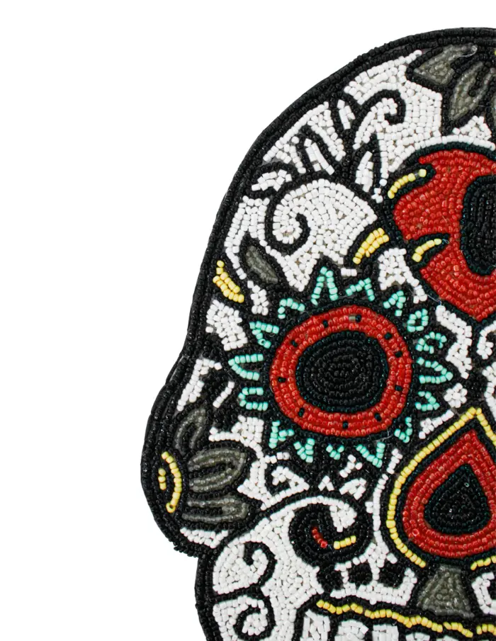 Mantel individual bordado de chaquiras diseño calavera blanca con negro de 35x25cm - Image 3