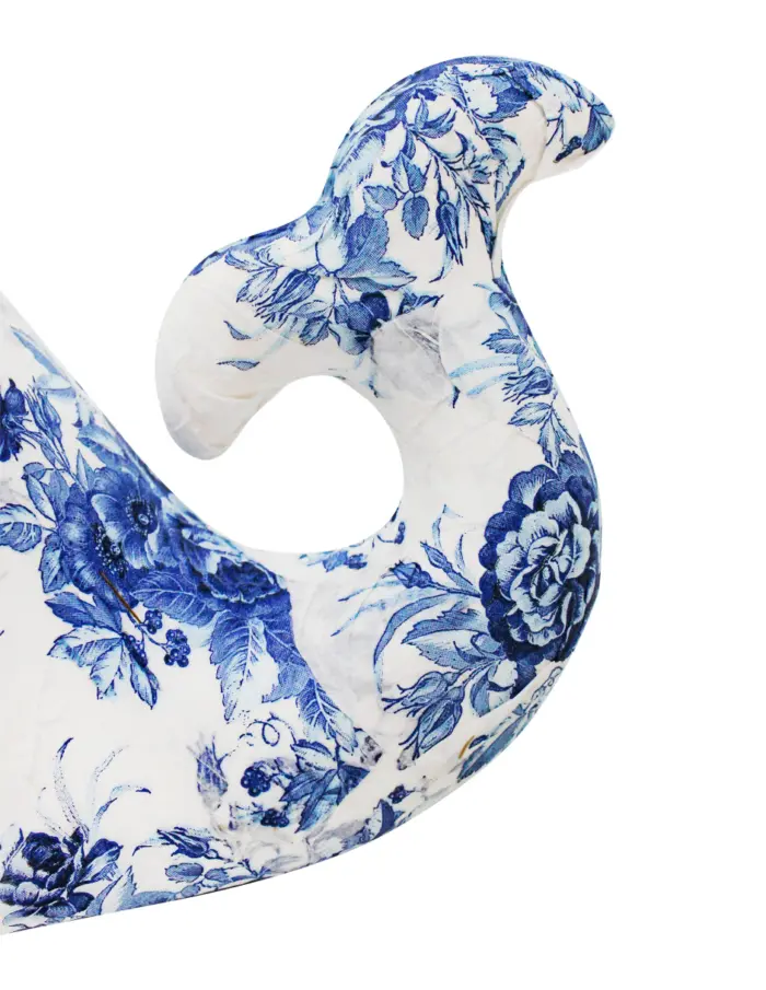 Ballena forrada de papel con flores azules con blanco de 26x14x19cm - Image 3