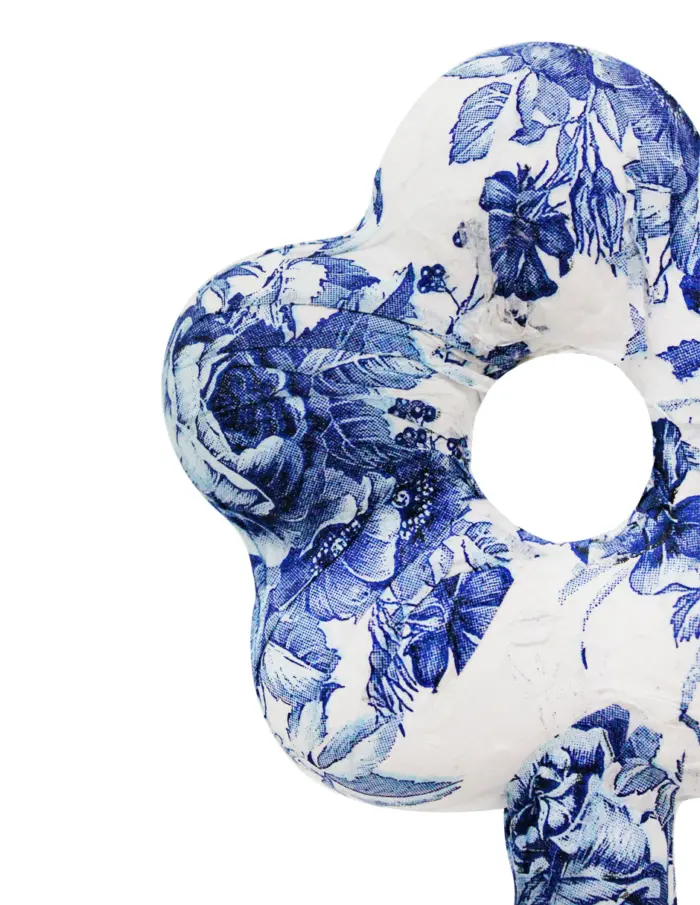 Flor forrada de papel con flores azul con blanco de 16x10x46cm - Image 3