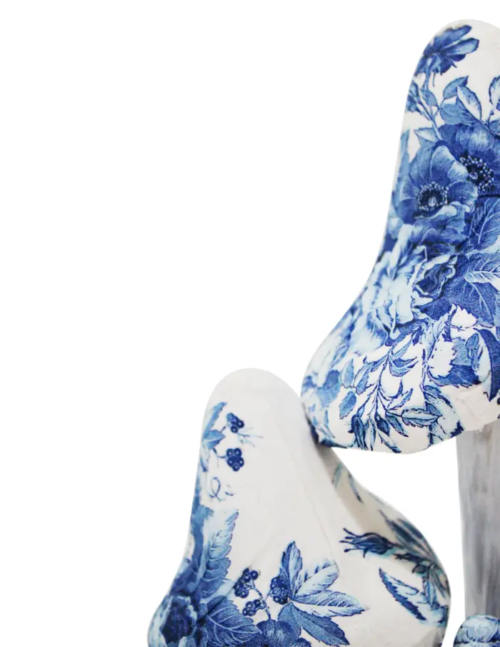 Hongos forrados de papel con flores azul con blanco de 24x18x47cm - Image 3